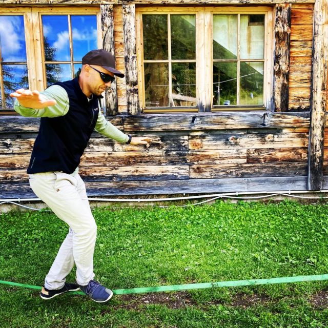 Percorrere una #slackline è divertente!
Un esercizio impegnativo, ma alla portata di tutti. Va bene per grandi e piccoli, per persone allenate e non. E i progressi si vedono in fretta.

Si tratta di una fettuccia elastica larga 2-3 cm e tesa tra due estremità, da percorrere senza bilanciere. Attraversarla richiede #impegno mentale e fisico. Tutta la #muscolatura profonda è continuamente sollecitata e i #riflessi propriocettivi lavorano al massimo.

Dal nome della fettuccia elastica deriva quello della disciplina detta “slacklining”, nata negli Stati Uniti nell’ambito dell’arrampicata sportiva, quando in California tribù di giovani e spensierati climber si mettevano alla prova tendendo la fettuccia tra due alberi, tra due sassi, infine tra le sponde di un canyon…

La mia insegnate di yoga mi ha sempre detto che l’equilibrio è una questione di testa… Ha ragione.
Anche una persona esperta può oscillare, vacillare e cadere in una giornata complessa. 

Provate anche voi a mettere alla prova mente e corpo su una slackline. Potete trovarne nei negozi sportivi e in alcuni parchi pubblici. Sicuramente farete un buon esercizio di #equilibrio motorio e #bilanciamento dinamico, per l’armonia #interiore, che dire, si vedrà!

Io ci provo. Tutte le volte che #cado mi #rialzo e torno in piedi. Qualche istante per ritrovare l’equilibrio e via, avanti tutta sino alla prossima caduta.
E poi mi rialzo.